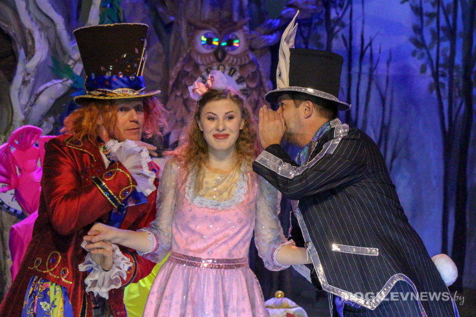 Областной центр творчества представил музыкальную сказку «Алиса в Зазеркалье». Фото
