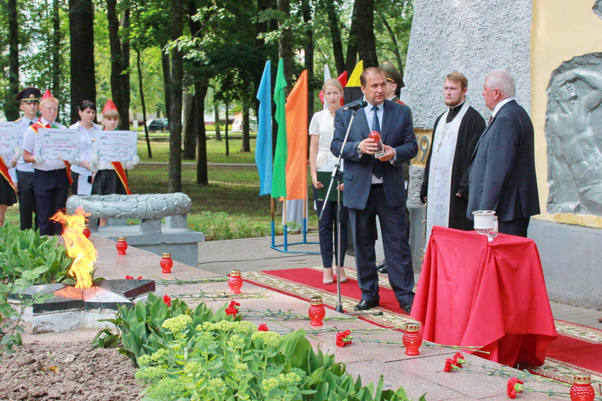 Молдавскому послу в Чаусах передали землю с братских захоронений воинов