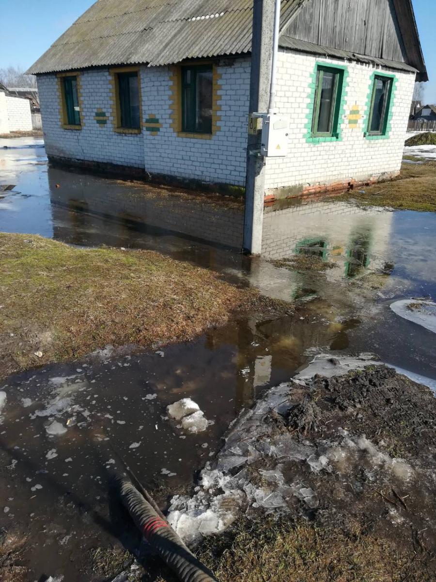 Два подворья оказались подтоплены в Кировском районе из-за интенсивного таяния снега