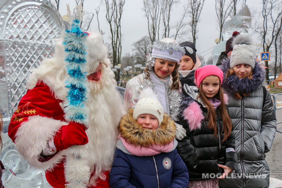 Ледяная резиденция Деда Мороза открылась в Могилеве. Фото