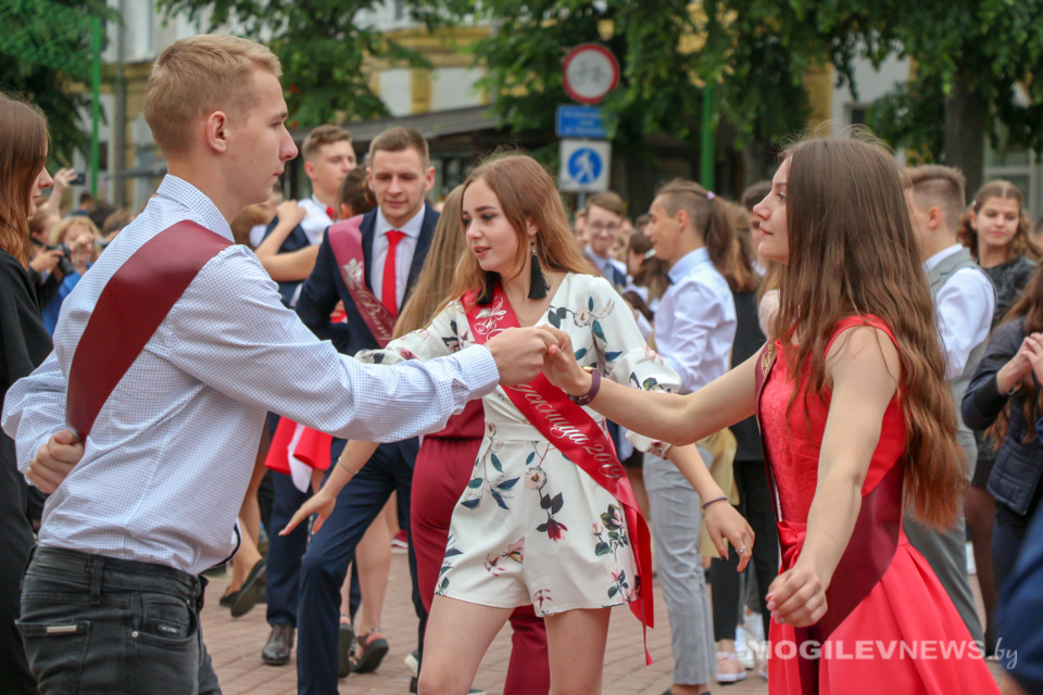 Могилевские выпускники танцевали вальс на площади Звезд. Фото