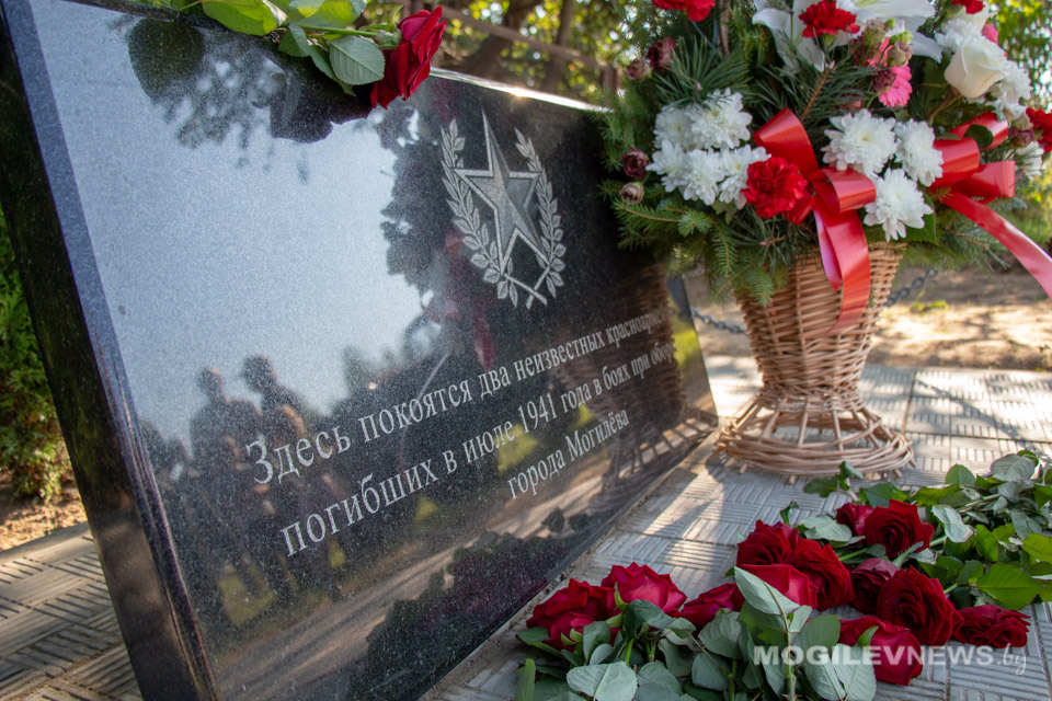 Торжественное открытие мемориальной плиты воинам, погибшим в 1941 году, прошло в Могилеве. Фото