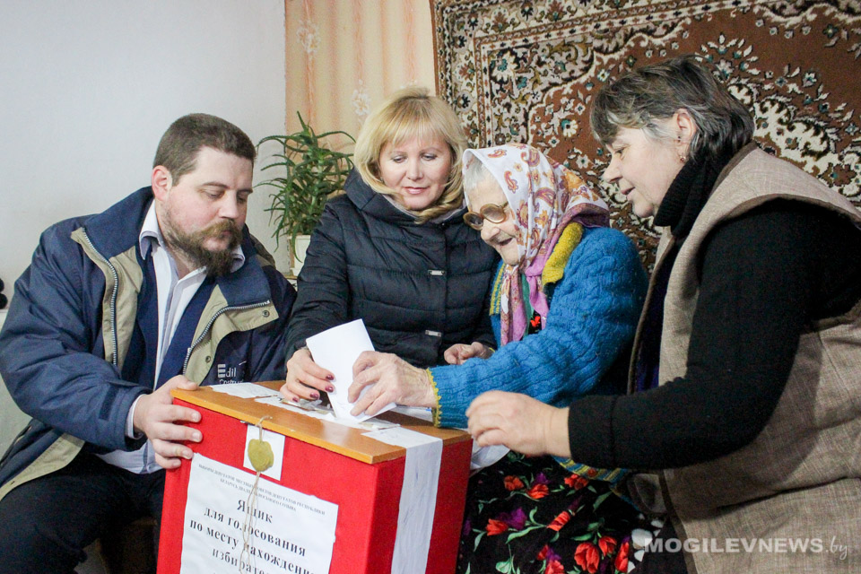 Столетняя могилевчанка приняла участие в голосовании. Фото