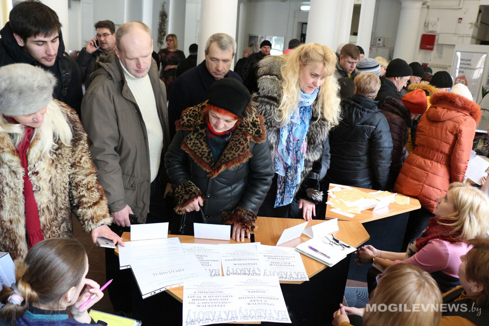 Около 700 вакансий представлено на «Ярмарке вакансий» в могилевском кинотеатре «Родина». Фото
