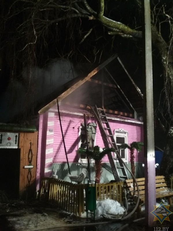 На пожаре в Шкловском районе спасли 90-летнюю женщину, ее сын получил ожоги