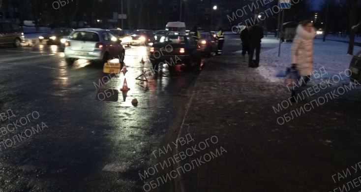 «Фольксваген» на переходе в Могилеве сбил пешехода. Видео