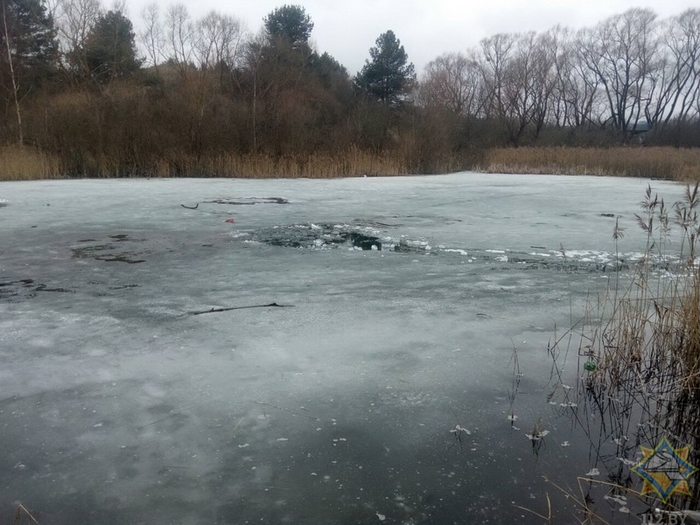 Военнослужащий в Слониме спас провалившегося под лед рыбака