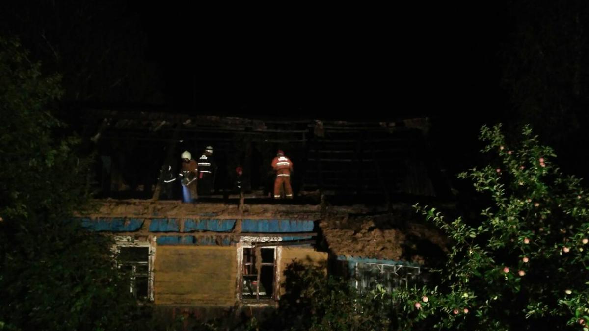 Из-за удара молнии в Круглом загорелась крыша дома