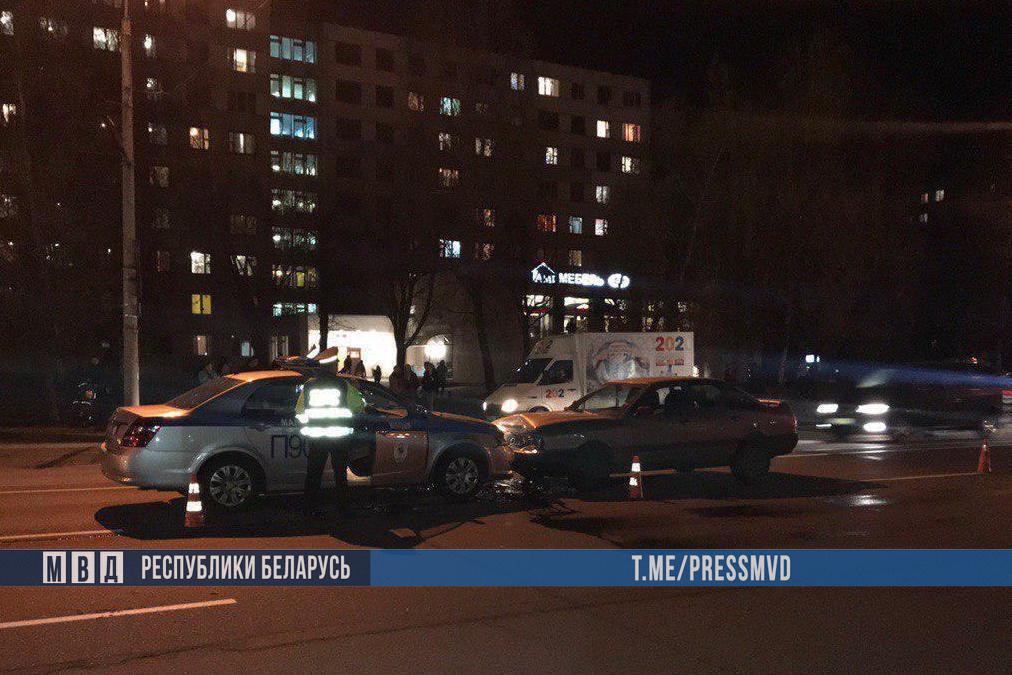 Автомобиль ГАИ в Могилеве преградил движение пьяному водителю перед переходом