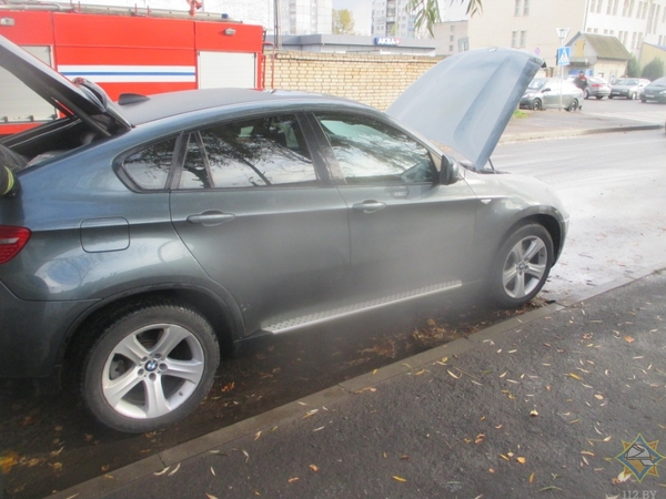 Автомобиль «BMW X6» горел на улице в Могилеве