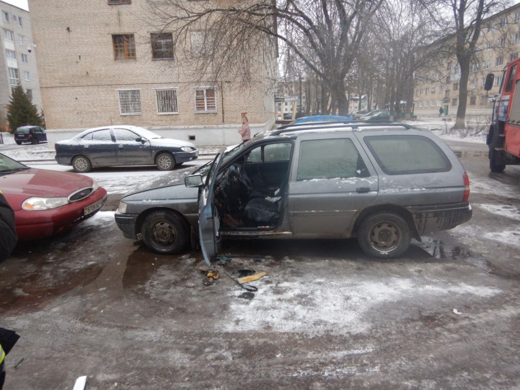 Автомобиль «Форд Эскорт» горел на улице в Могилеве