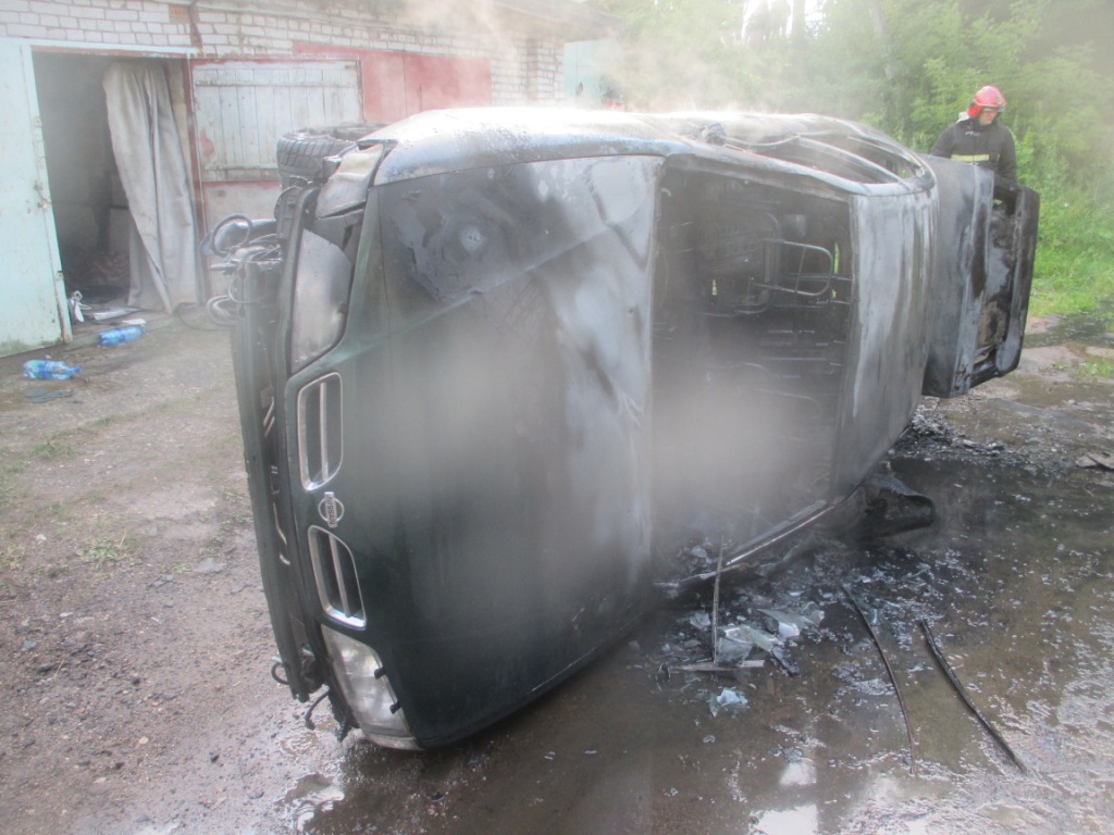 Автомобиль Nissan тушили в гаражном кооперативе могилевские спасатели