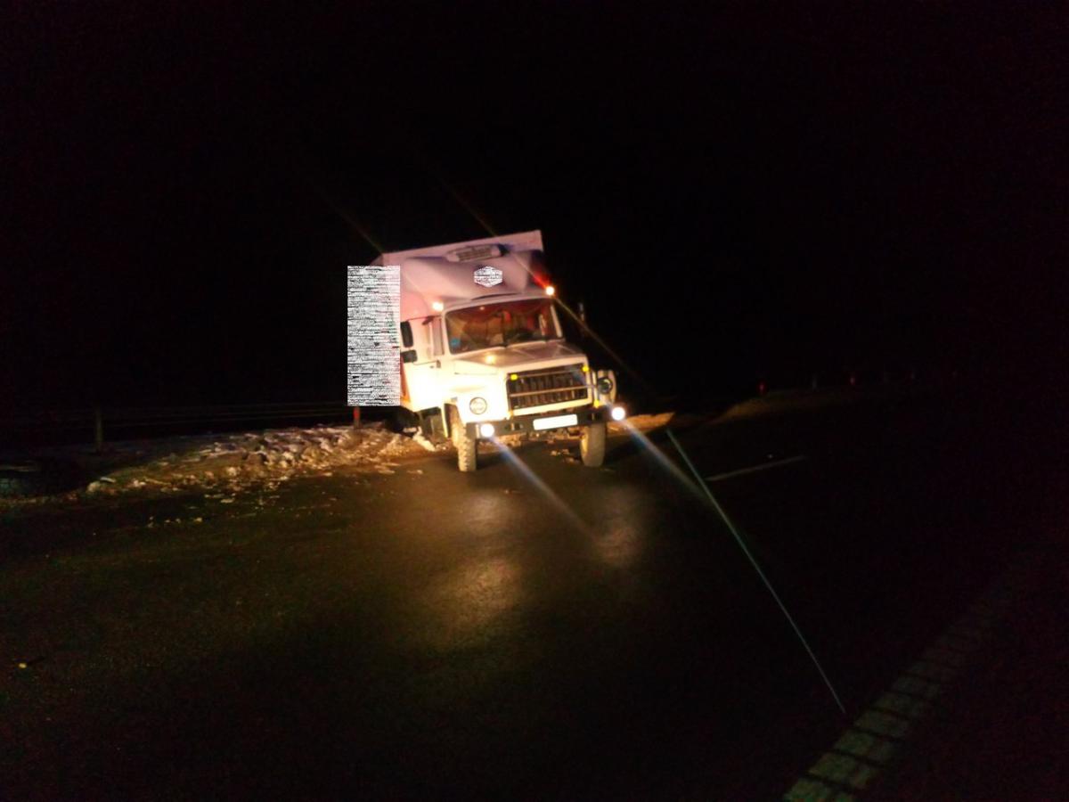ГАЗ на автодороге Минск-Могилев наехал ночью на тросовое ограждение и частично заблокировал дорогу