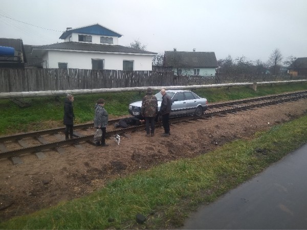 Водитель в Осиповичском районе застрял на железнодорожном полотне