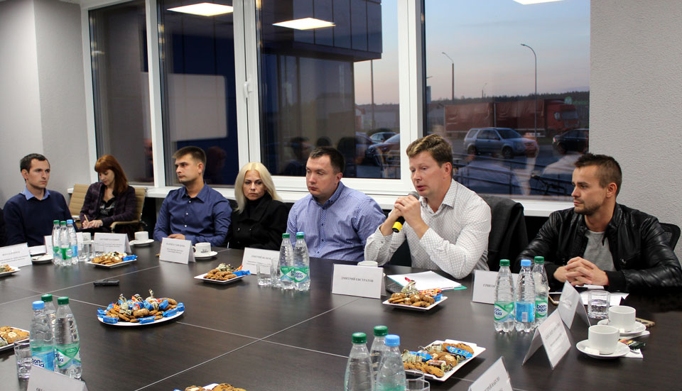 Экологические активисты и «Омск Карбон Могилев» договорились о регулярных встречах. Фото