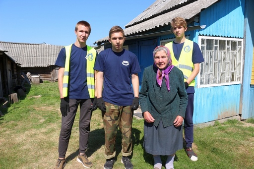 Представители Могилевского профлицея при посещении бывшей Кличевской партизанской зоны оказали помощь жителям Усакино