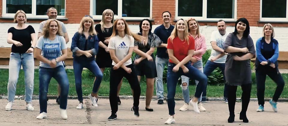 Родители могилевских выпускников снялись в ироничном клипе. Видео