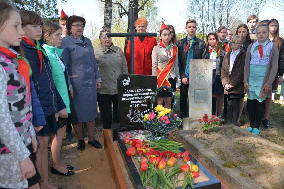 Торжественное открытие памятного знака на могиле неизвестного солдата прошло в Кричевском районе