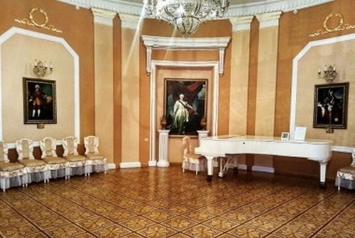 Новые портреты известных исторических деятелей размещены в кричевском дворце Потемкина