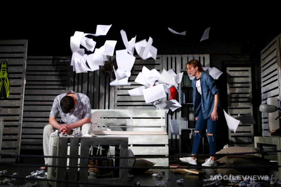 Премьеру спектакля «Купание с акулами» представил Могилевский драмтеатр