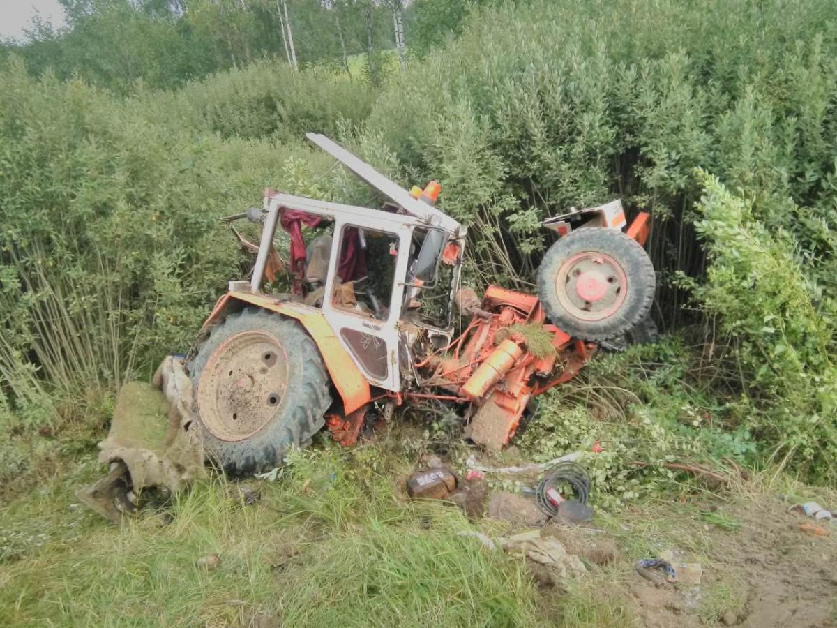 Микроавтобус и трактор столкнулись в Дрибинском районе и съехали в кювет