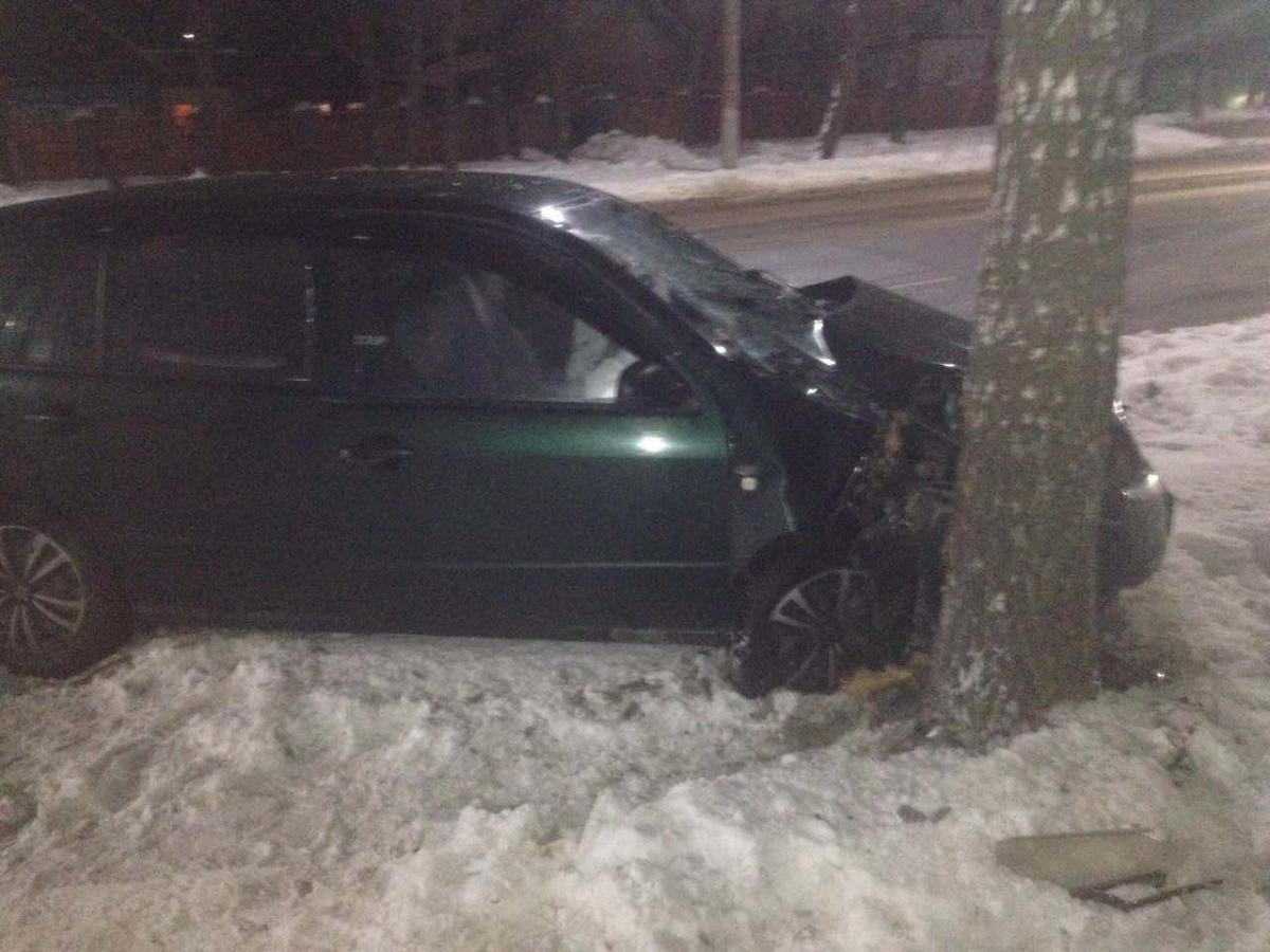 «Шкода» в Могилеве врезалась в дерево, пострадал пассажир