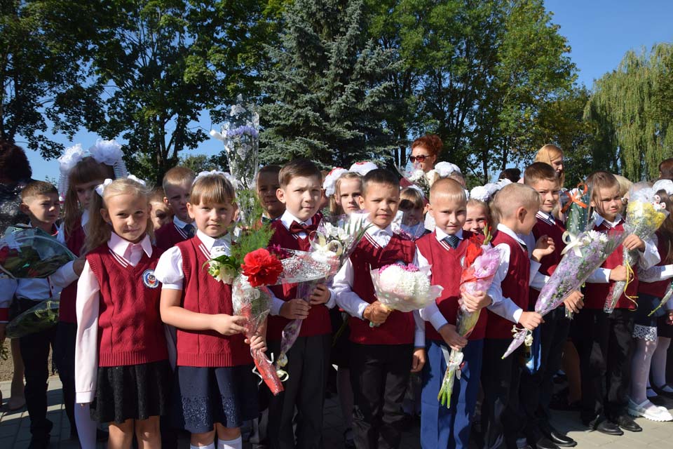 Председатель Могилевского облисполкома побывал на школьной линейке в Черикове. Фото