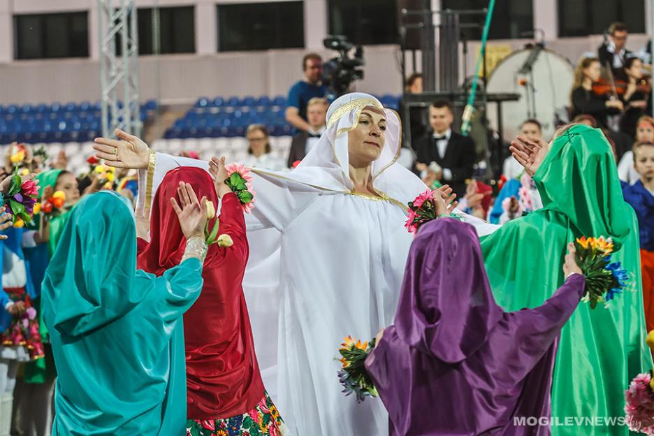 Шестой день фестиваля «Магутны Божа» предлагает посетить выставку католического костела в Беларуси