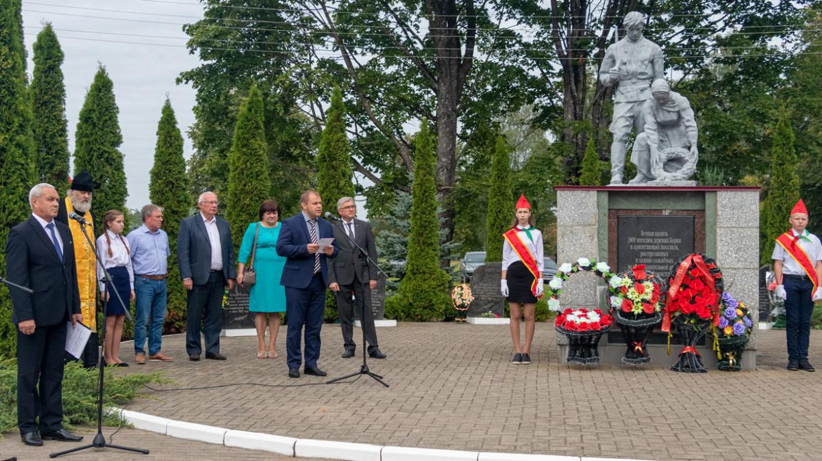 В Борках почтили память заживо сожженных оккупантами в годы Великой Отечественной войны жителей деревни