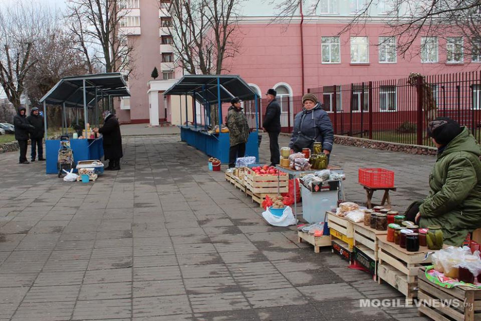 Стихийная торговля «с земли» у  Центрального рынка Могилева перемещена на специально созданные ряды