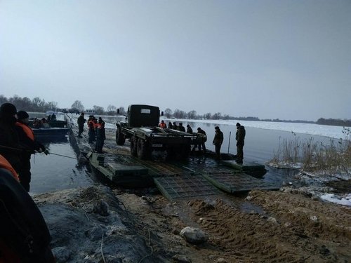 Военнослужащие 188-й инженерной бригады, дислоцирующейся под Могилевом, участвовали в наведении переправы через Припять