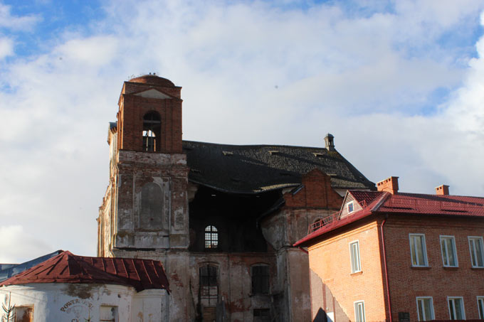 Бригада промышленных альпинистов работает на площадке костела иезуитов в Мстиславле