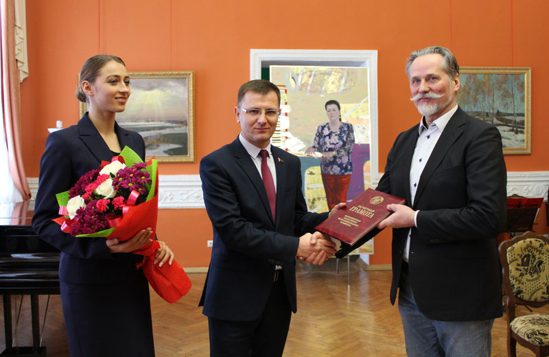 Художник Виктор Альшевский подарил картину могилевскому музею им.П.Масленикова. Фото