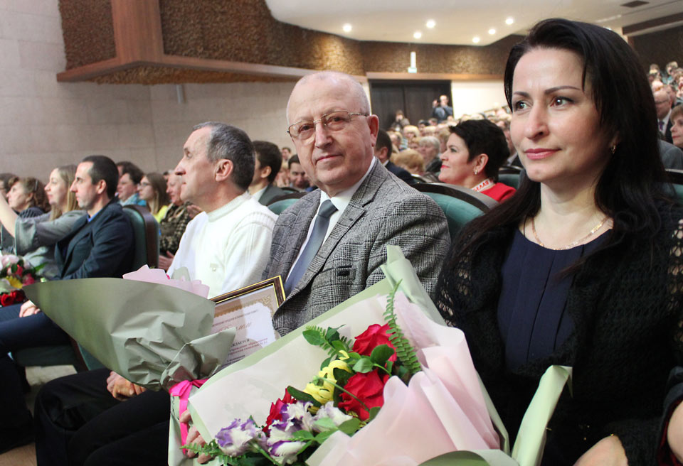 Торжественное собрание представителей предприятий и организаций Октябрьского района Могилева состоялось в ДК области. Фото