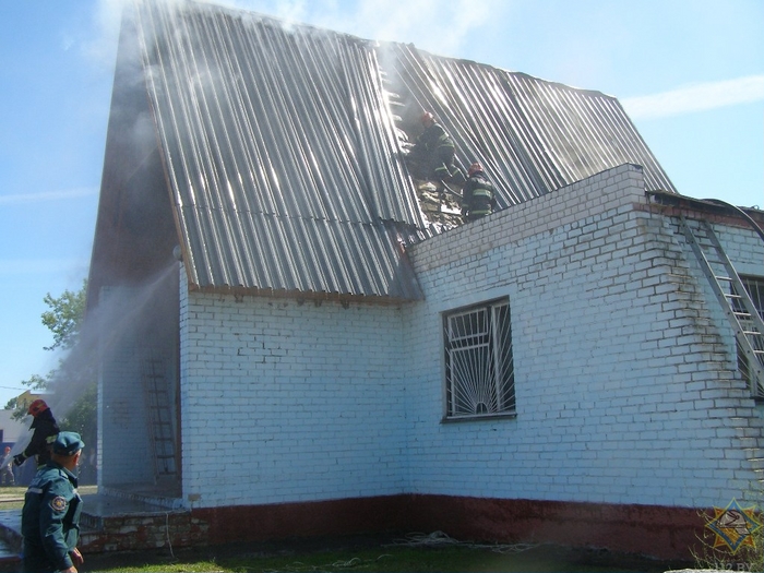 Кровля автостанции горела в Хотимске