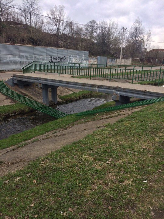 В Могилеве  рухнули перила на пешеходном мосту через Дубровенку