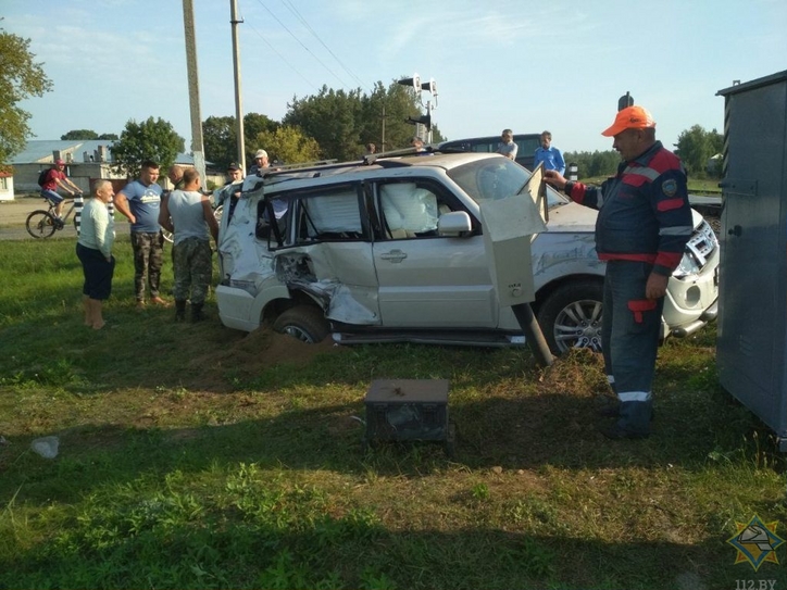 Внедорожник столкнулся с поездом на железнодорожном переезде в Осиповичах