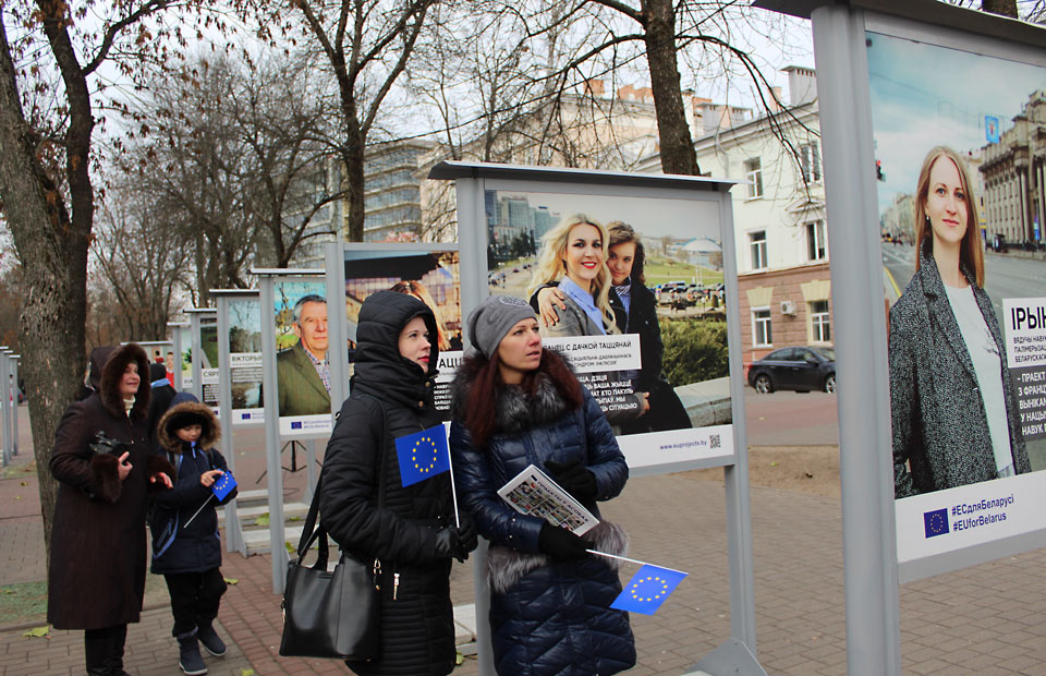 В Комсомольском сквере Могилева развернута фотовыставка «Проекты в лицах». Фото
