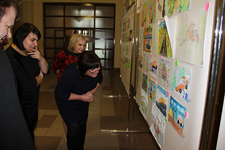 Выставка детского рисунка «Здравствуй, добрая дорога» открылась в «Могилевавтодоре»