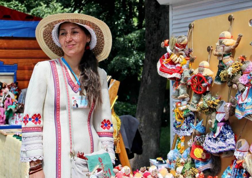 Выставка кукол Гульнары Качан «Преданья старины глубокой» работает в Бобруйске