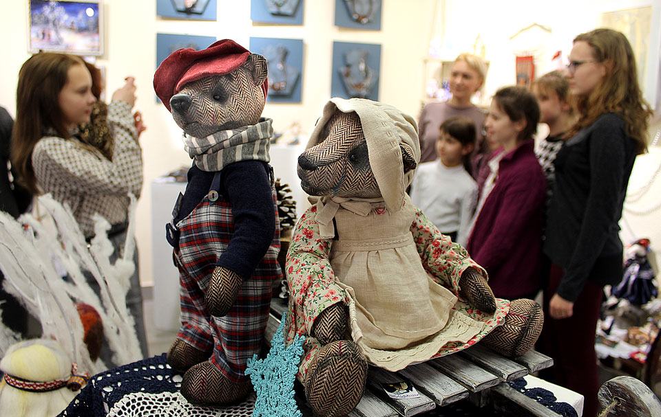 Рождественская выставка изделий могилевских ремесленников открылась в Выставочном зале Могилева. Фото