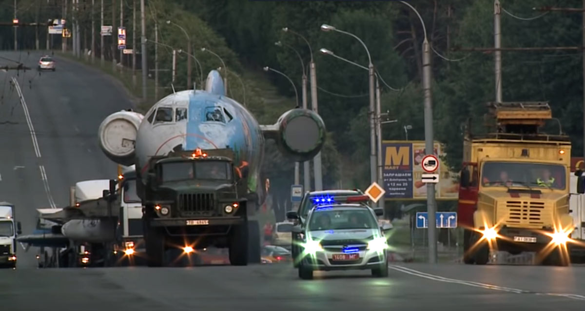 Самолет из могилевского парка аттракционов перевезен в авиаклуб в Пашково. Видео