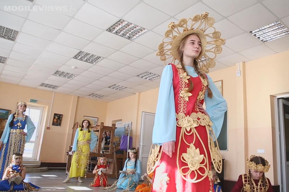 Новую коллекцию костюмов с соломкой в декоре представили в Горках. Видео