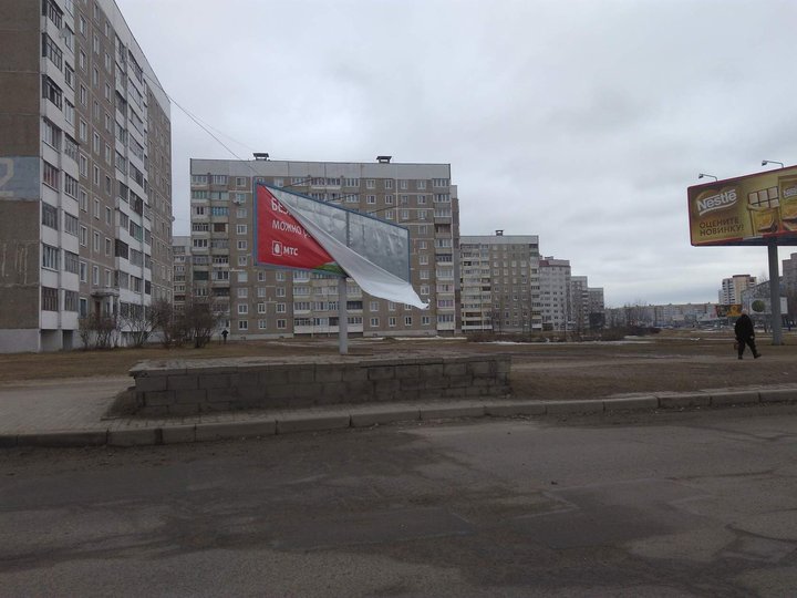 Сильный ветер в Могилеве сорвал вывески магазинов и рекламные баннеры