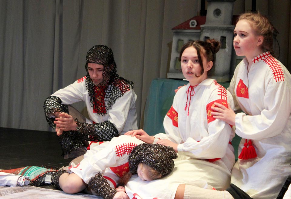 Премьеру спектакля «Старажытная гравюра» представили Народный театр и детская театральная студия ДК области. Фото