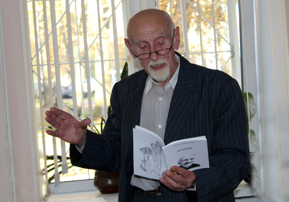 Творческим вечером могилевского поэта Эдуарда Медведского городской клуб «Собеседник» отметил свое 10-летие. Фото