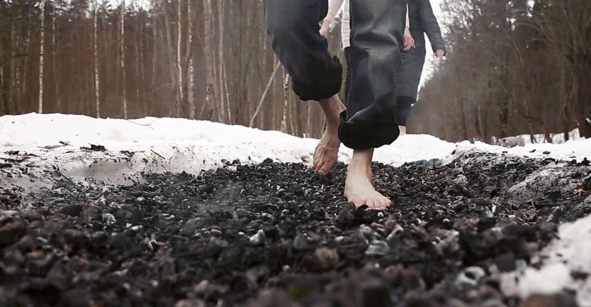 Босиком по углям, лежание на гвоздях, стекле и прочий экстрим. Видео