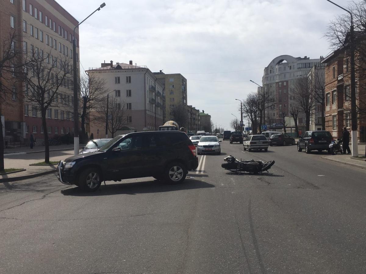 Автомобиль и мотоцикл столкнулись в Могилеве