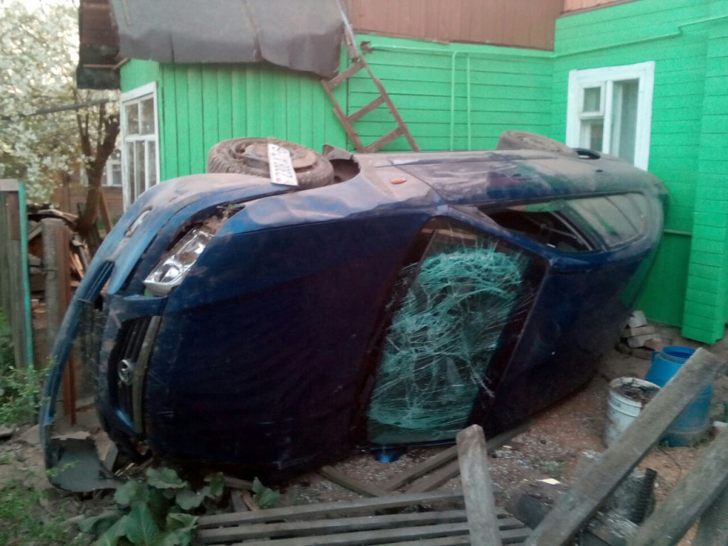 Могилевчанин на «Мазде» ночью въехал в забор частного дома