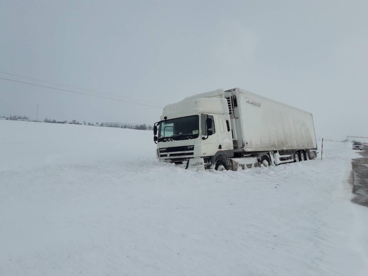 Милиция, РОЧС и техника колхоза помогали эвакуировать съехавшую в кювет фуру в Белыничском районе